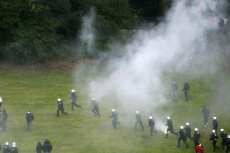Verletzte und Festnahmen: Krawalle überschatten Kölner Sieg im Abstiegskampf