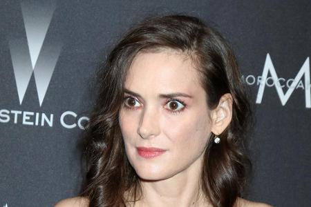 Wegen Ladendiebstahls und Vandalismus wurde die Schauspielerin Winona Ryder (45) 2002 zu einer dreijährigen Bewährungsstrafe...