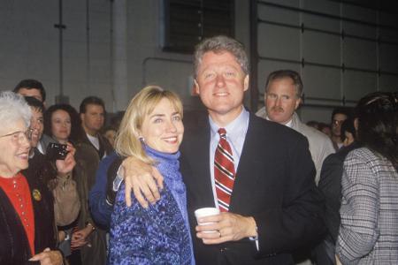 Ex-US-Präsident Bill Clinton (70), damals wie heute verheiratet mit Hillary, hatte 1998 eine sexuelle Beziehung zu seiner Pr...