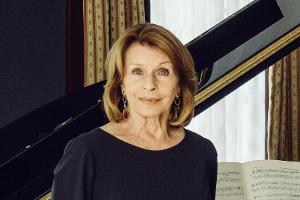 Schauspielerin Senta Berger ist in "An seiner Seite" als Dirigentengattin Charlotte Kler zu sehen.