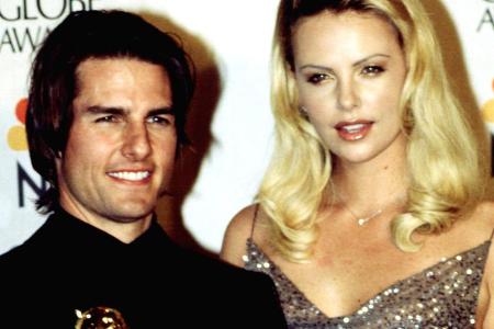 Tom Cruise mit seinem Golden Globe Award und Kollegin Charlize Theron bei der Preisverleihung im Januar 2000.