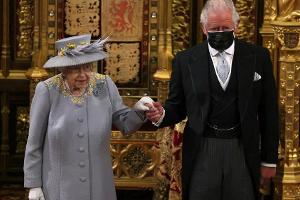 Wie schon im vergangenen Jahr wurde die Queen von Prinz Charles begleitet