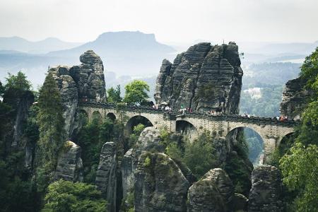 Es ist einfach ein faszinierendes Landschaftsbild: das Elbsandsteingebirge in der Sächsischen Schweiz. Der Harz bietet dicht...