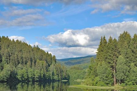 ...Osterode an der Ostseite des Harzes. Hier kann man auf knapp 100 Kilometern den Harzer-Hexenstieg durch das nördlichste W...