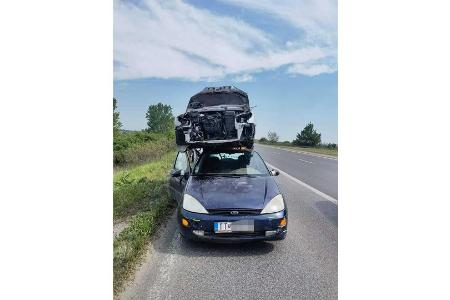 Ford Focus mit Peugeot 206 CC auf dem Dach erwischt