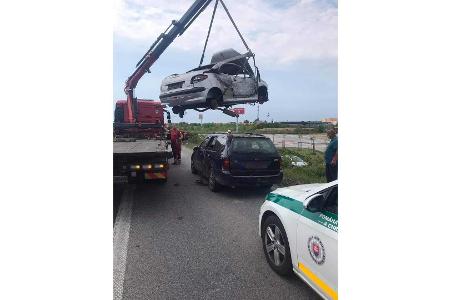 Ford Focus mit Peugeot 206 CC auf dem Dach erwischt