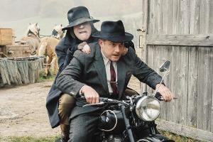 "Der Boandlkramer und die ewige Liebe": Michael Bully Herbig als Boandlkramer eilt mit Heiratsschwindler Max Gumberger (Seba...