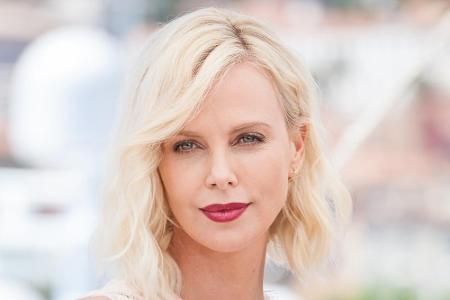 Nach Barrymores Geständnis zog Kollegin Charlize Theron direkt nach. Sie habe ebenfalls seit mehr als fünf Jahren niemanden ...