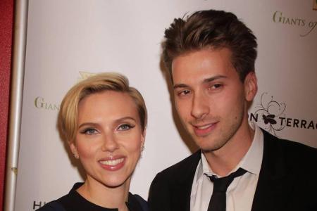 Hier ist die Ähnlichkeit zwar nicht sofort erkennbar, aber Scarlett Johansson (34) hat tatsächlich einen Zwillingsbruder nam...