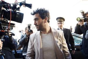Elyas M'Barek wird in "Liebesdings" von Paparazzi belagert.