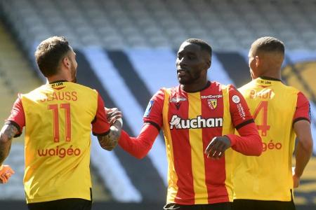 Lens-Bus von PSG-Anhängern beschmiert