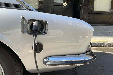 Elektrisches Peugeot 504 Coupé von Retrofuture.