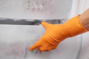 Der Gefrierschrank sollte zweimal im Jahr abgetaut werden.