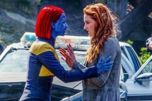 "X-Men: Dark Phoenix": Mystique (Jennifer Lawrence, l.) beruhigt Jean Grey (Sophie Turner)