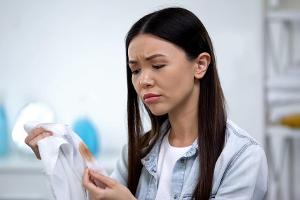 Um Ölflecken zu entfernen, ist kein überteuertes Reinigungsmittel notwendig.