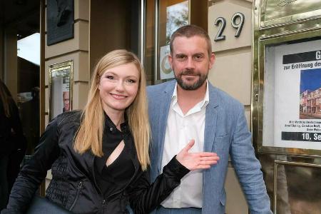 Sebastian Bezzel mit Ehefrau Johanna Christine Gehlen bei der Gala zur Eröffnung der Spielzeit im Hamburger St. Pauli Theate...