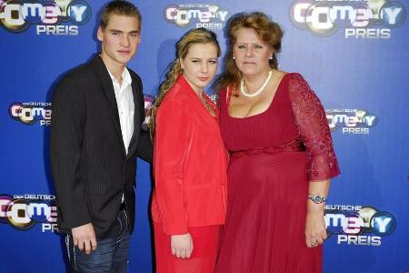 Sarafina Wollny (M.), ihr Mann Peter sowie ihre Mutter Silvia (r.) bei einer Veranstaltung