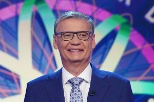 Moderator Günther Jauch stellt den Promis die Fragen bei "Wer wird Millionär? - Das Prominenten-Zocker-Special".