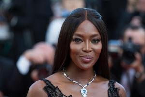 Naomi Campbell schwebt im Mutterglück