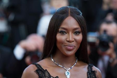 Naomi Campbell schwebt im Mutterglück