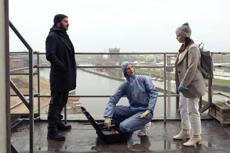 BKA-Expertin Linda Selb (Luise Wolfram, M.) erläutert Mads Andersen (Dar Salim) und Liv Moormann (Jasna Fritzi Bauer), was d...