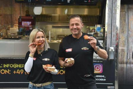 Desiree Hansen und Willi Herren vor dem gemeinsamen Foodtruck 