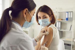 Die Corona-Schutzimpfung ist für Millionen Menschen in greifbare Nähe gerückt.