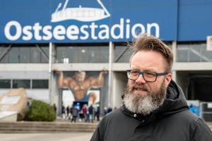 Für Aufstiegsfeier: Rostocks Oberbürgermeister inspiziert Rathaus-Balkon