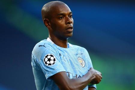 Agierte an seinem 36. Geburtstag in Manchesters Schaltzentrale. Lief Paris' Passwege geschickt zu und machte das Spiel gener...