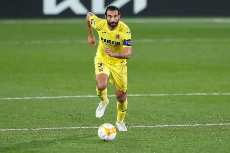 Dirigierte als Kapitän die Abwehrreihe seiner Mannschaft mit großer Ruhe. Brachte sich bei den United-Flanken fast immer in ...