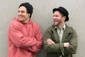 Wincent Weiss (l.) und Johannes Oerding singen den EM-Song der ARD.