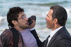 "Mordkommission Istanbul: Entscheidung in Athen": Mehmet Özakin (Erol Sander, r.) stellt den Ladenbesitzer Hektor (Yiannis N...