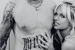 Sebastian Stan und Lily James auf dem ersten offiziellen Setbild von "Pam and Tommy".