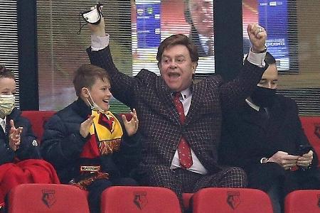 Mit Jubelpose: Elton John, seine Söhne und Ehemann David Furnish im Stadion.