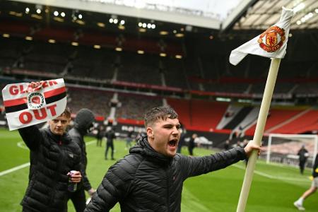 Protest gegen Glazer: Platzsturm von ManUnited-Fans