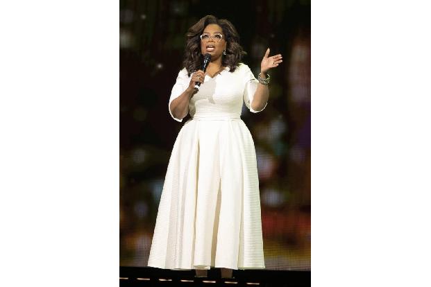 Am Samstag erst fiel Oprah Winfrey von der Bühne. Sie befindet sich derzeit auf ihrer Wellness-Tour und war in Los Angeles, ...
