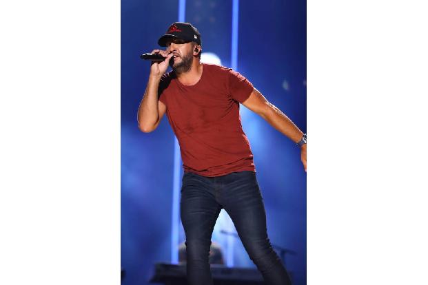 Countrymusik-Star Luke Bryan machte 2014 seine Fans während eines Konzerts mit einer Tanzeinlage glücklich, fiel dann jedoch...