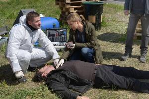 "Ein starkes Team: Parkplatz bitte sauber halten": Linett (Stefanie Stappenbeck) identifiziert das Opfer schnell als Profess...