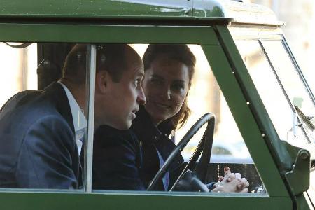 Prinz William und Herzogin Kate im Oldtimer-Land-Rover seines verstorbenen Großvaters.