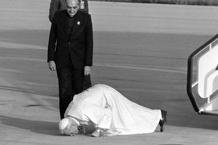 Papst Johannes Paul II. küsste auf seinen Reisen als Zeichen der Achtung nach der Landung jeweils den Boden auf dem Flughafen.