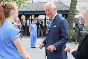 Prinz Charles im Gespräch mit einer Krankenschwester des St Bartholomew's Hospital.