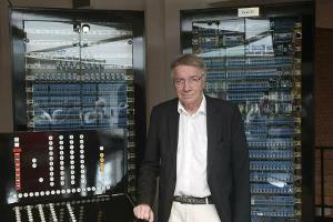 Horst Zuse, Konrad Zuses Sohn, mit einem Nachbau der Z3 in Berlin