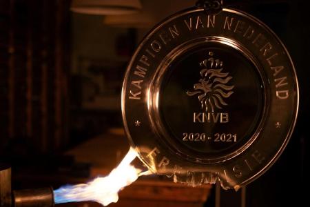 Ajax schmilzt Schale ein und verschenkt 