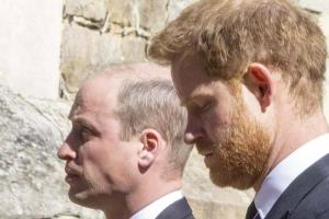 Prinz Harry (r.) und Prinz William bei der Beerdigung ihres Großvaters Prinz Philip im April 2021.