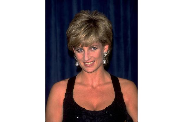 Aug. 23, 2005 - M028032.8-31-1997.TRIBUTES ARE LAID AT SCENE... (1)