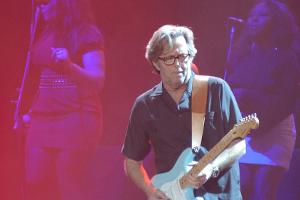 Eric Clapton während eines Konzerts im US-amerikanischen Sacramento.