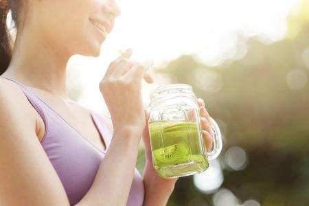 Auch als Smoothie oder Schorle schmeckt die Kiwi köstlich.