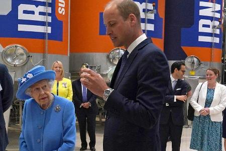 Die Queen und ihr Enkel Prinz William in der Fabrik des Softdrink-Herstellers.