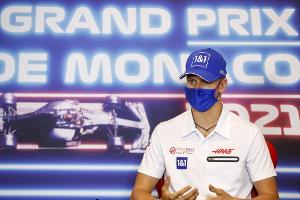 Lieber ohne Trikot: Mick Schumacher freut sich auf's Achtelfinale