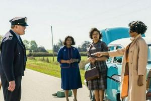 "Hidden Figures - Unerkannte Heldinnen": Mary Jackson (Janelle Monáe, r.) und ihrer Freundinnen geraten in eine Polizeikontr...